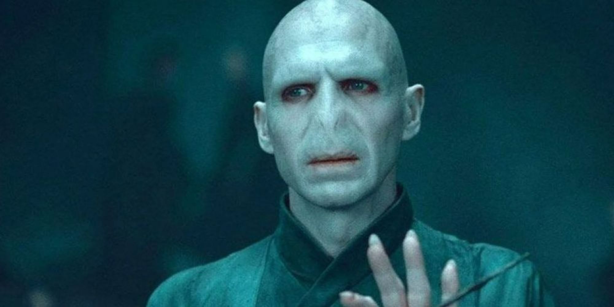 Voldemort segurando a Varinha das Varinhas e parecendo sério em Harry Potter e as Relíquias da Morte: Parte 2