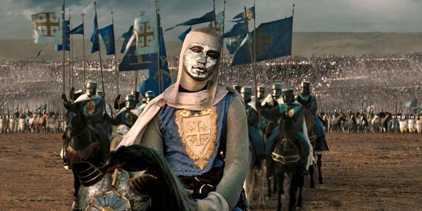 Edward Norton as King Baldwin IV wearing a mask and riding on horseback in Jerusalem in Kingdom of Heaven