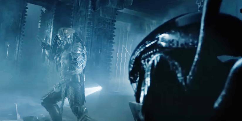 A predator fights a xenomorph in Alien vs. Predator