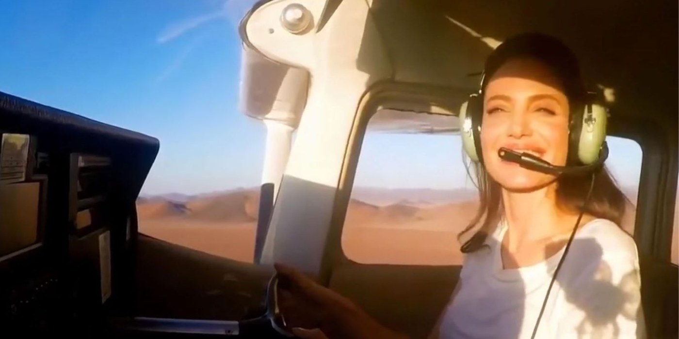 Angelina Jolie menerbangkan pesawat