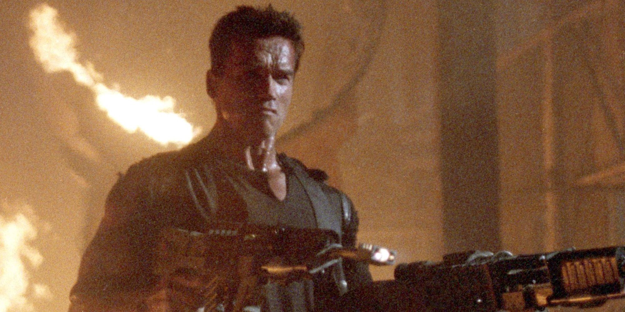 Arnold Schwarzenegger com duas armas enormes em Eraser