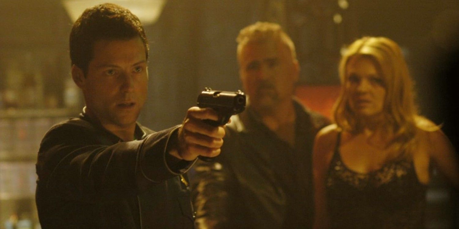 Jamie Bamber points gun in Battlestar Galactica