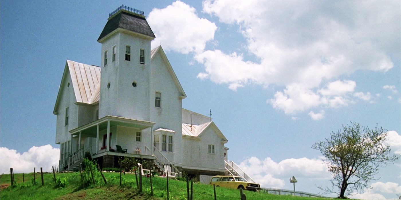 This image shows the Maitland house in Beetlejuice.