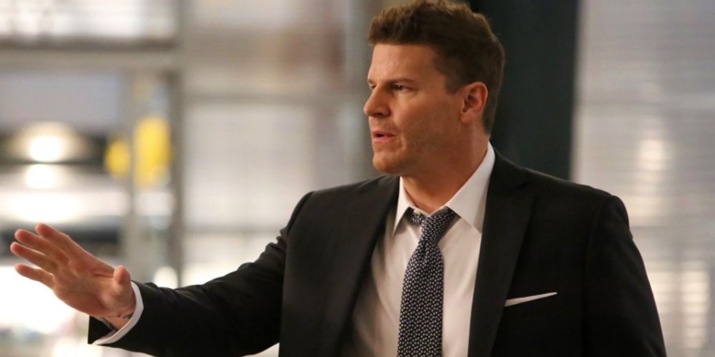 Booth reaching out his hand on Bones