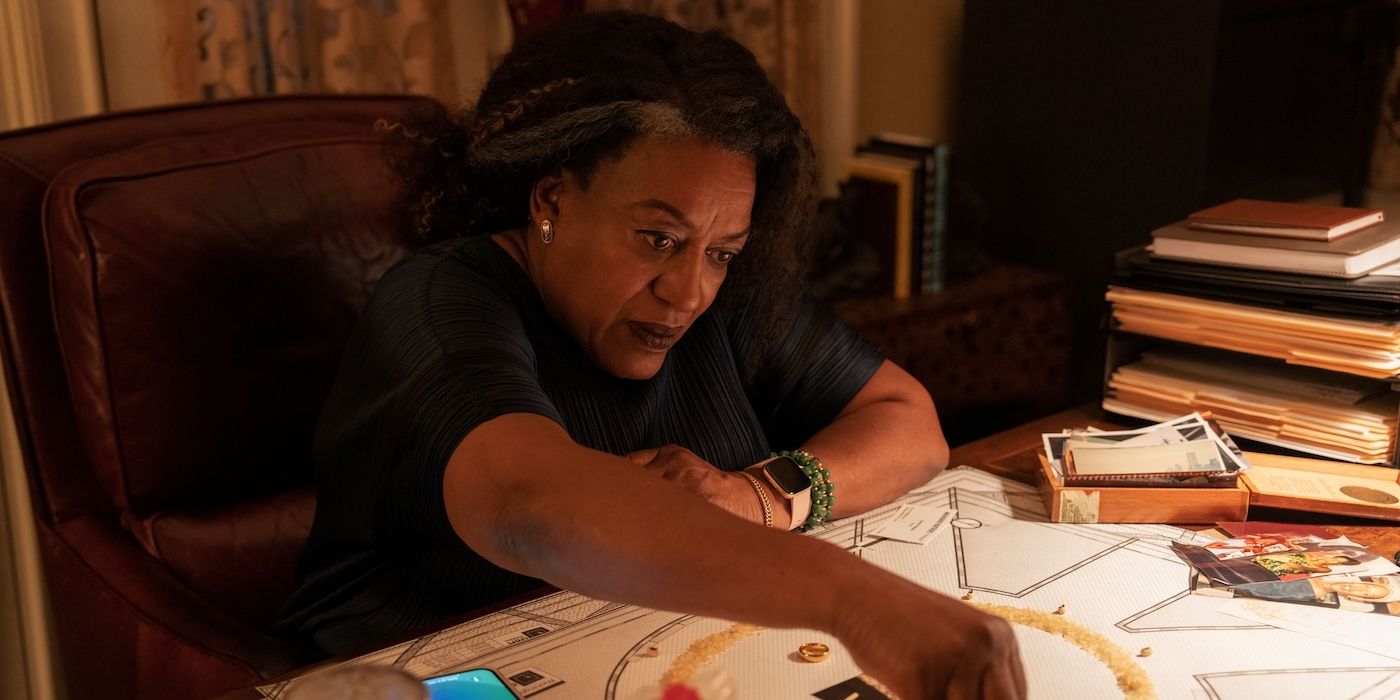 CCH Pounder looking at plans in Full Circle