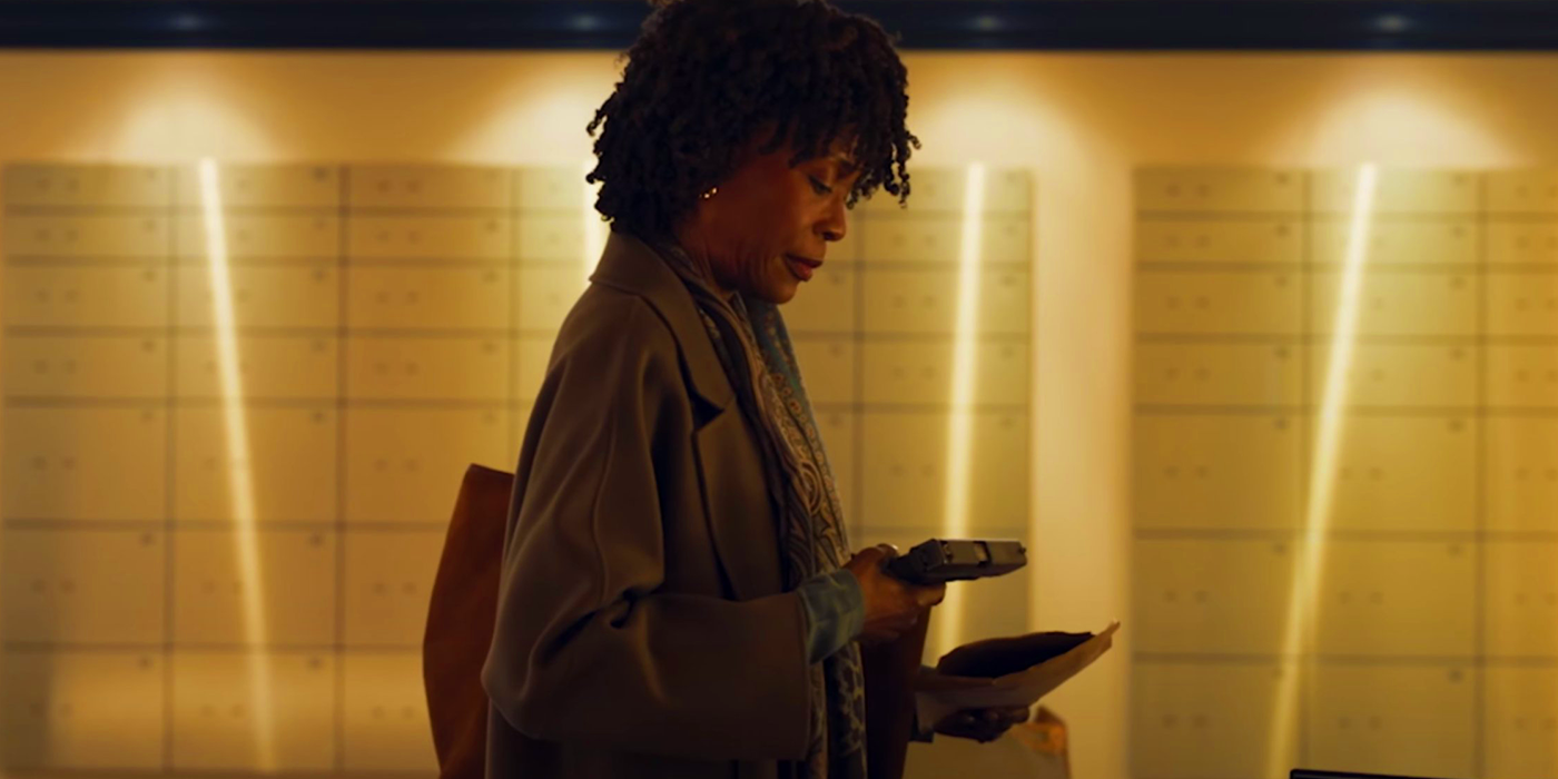 Charlayne Woodard as Priscilla Fury with a gun in Secret Invasion episode 3