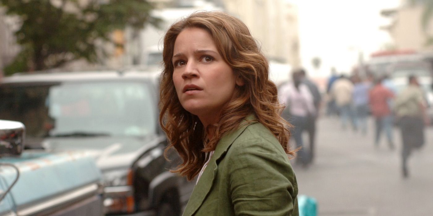 Lindsay parece sorprendida mientras está parada en la calle en CSI Nueva York.