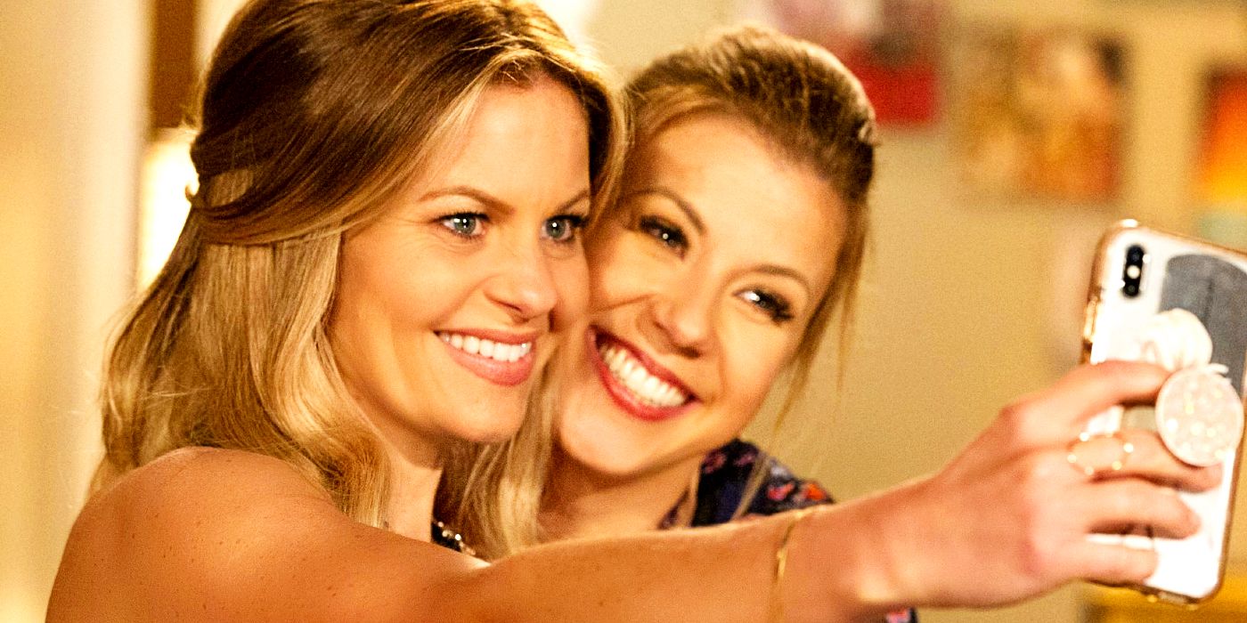 DJ and Stephanie taking a selfie in Fuller House