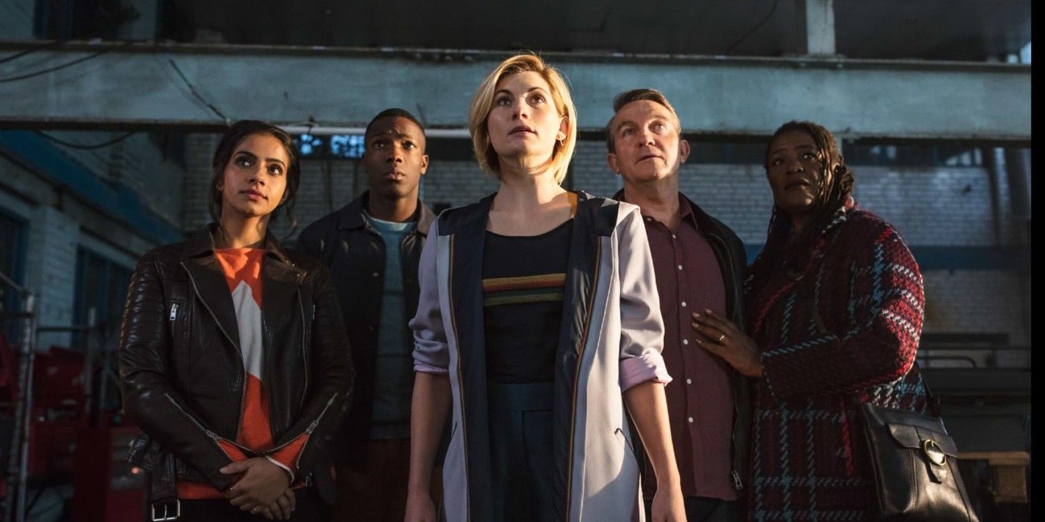 doctor-who-the-gang-looks-up-2011