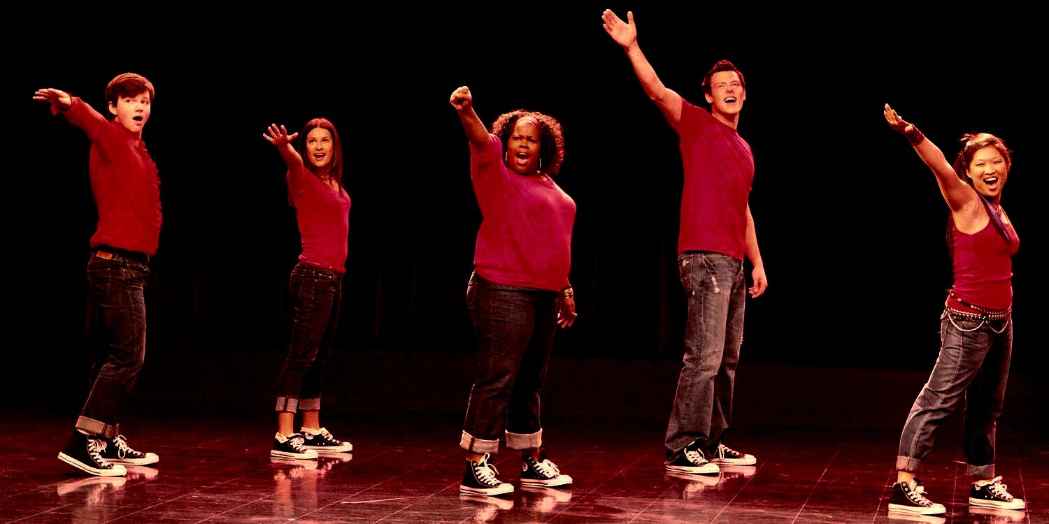 Glee Cast performing Don't Stop Believing in season 1.