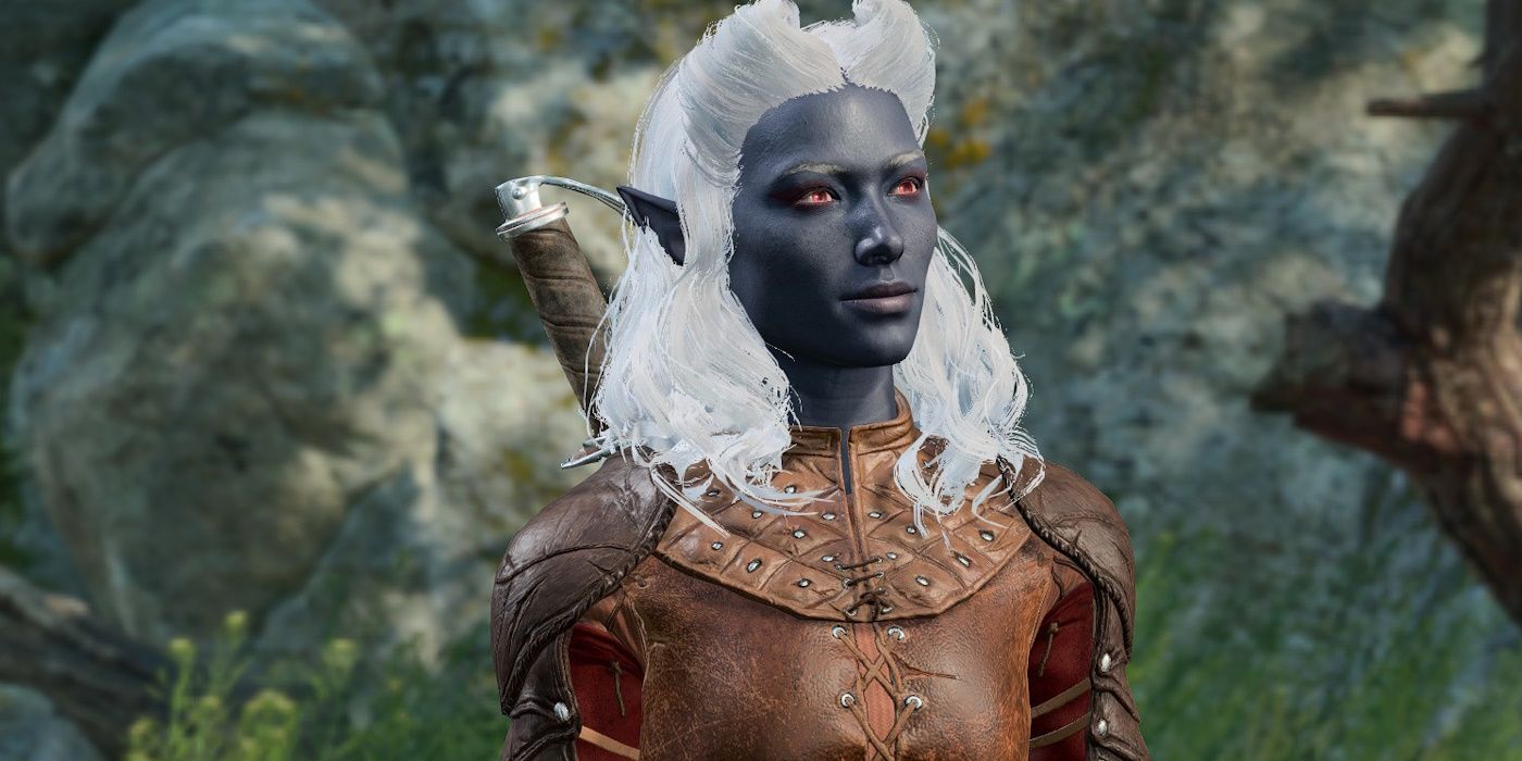 A female drow smiles to herself in Baldur&rsquo;s Gate 3