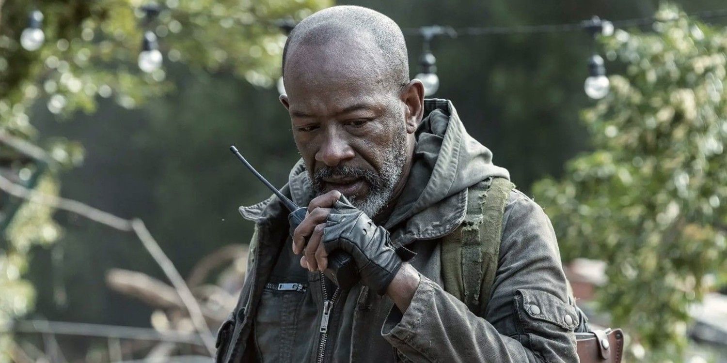 Morgan usa un walkie talkie en The Walking Dead