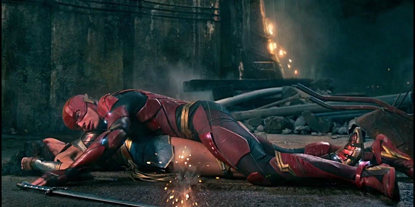 Eza Miller as The Flash falling on Gal Gadot as Wonder Woman in Justice League (2017)