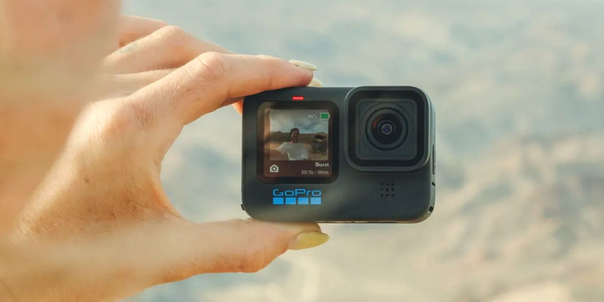 Orang yang memegang GoPro Hero 11