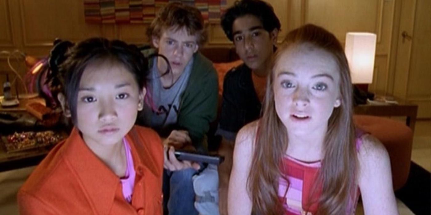 Disney Channel original movie Get A Clue: Lexy, Jennifer and the boys on the computer