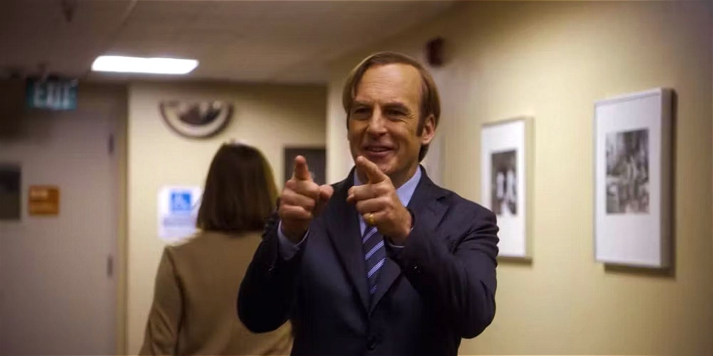 Better Call Saul: Jimmy McGill apontando os dois dedos e sorrindo, com uma pessoa andando atrás dele. 