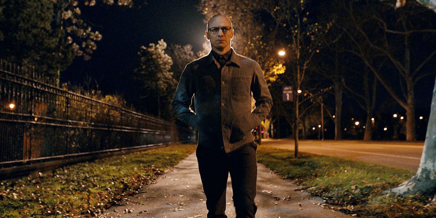 James McAvoy como Kevin caminhando por uma rua noturna em Split.