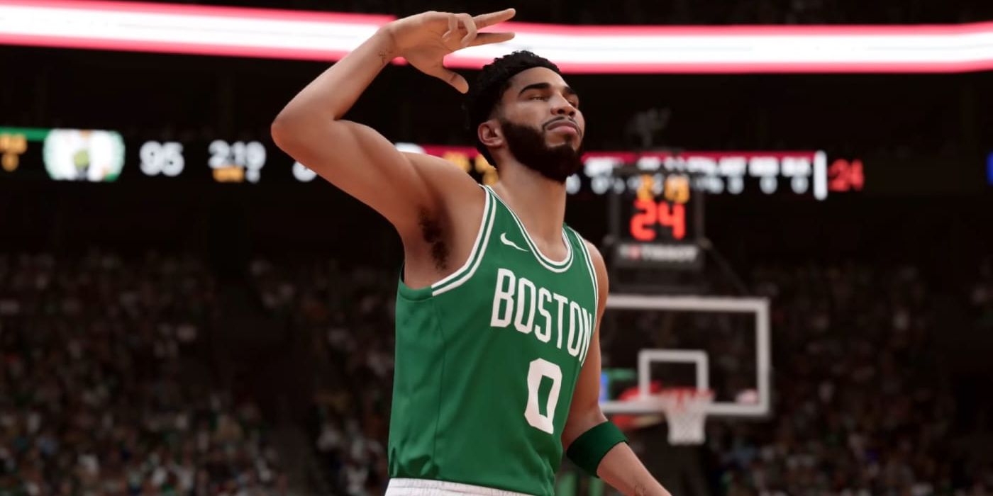 Jayson Tatum, pemain Boston Celtics, berdiri di lapangan dengan lengan terangkat seolah melambai atau meraih tos.