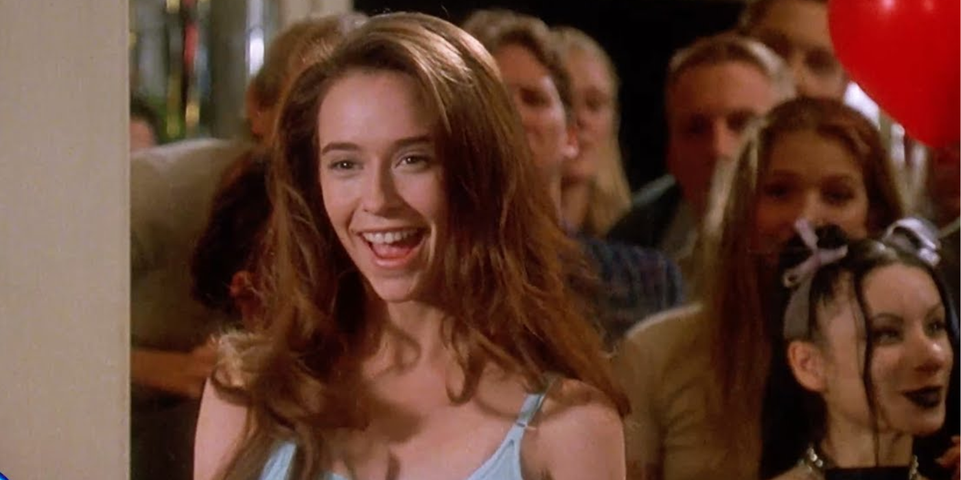 Jennifer Love Hewitt smiling at a Highschool Party in Can&rsquo;t Hardly Wait