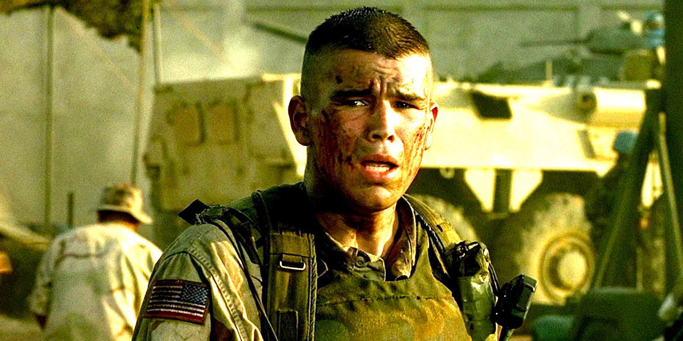 Josh Hartnett em Black Hawk Down vestindo traje militar e parecendo machucado e ensanguentado