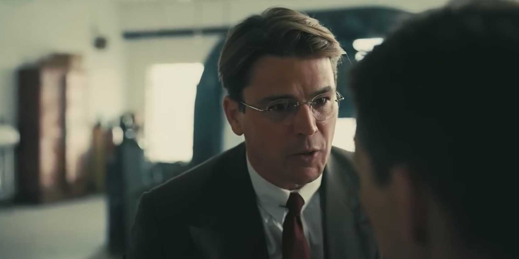 Josh Hartnett as Ernest Lawrence speaking with Cillian Murphy as Robert and looking serious in Oppenheimer