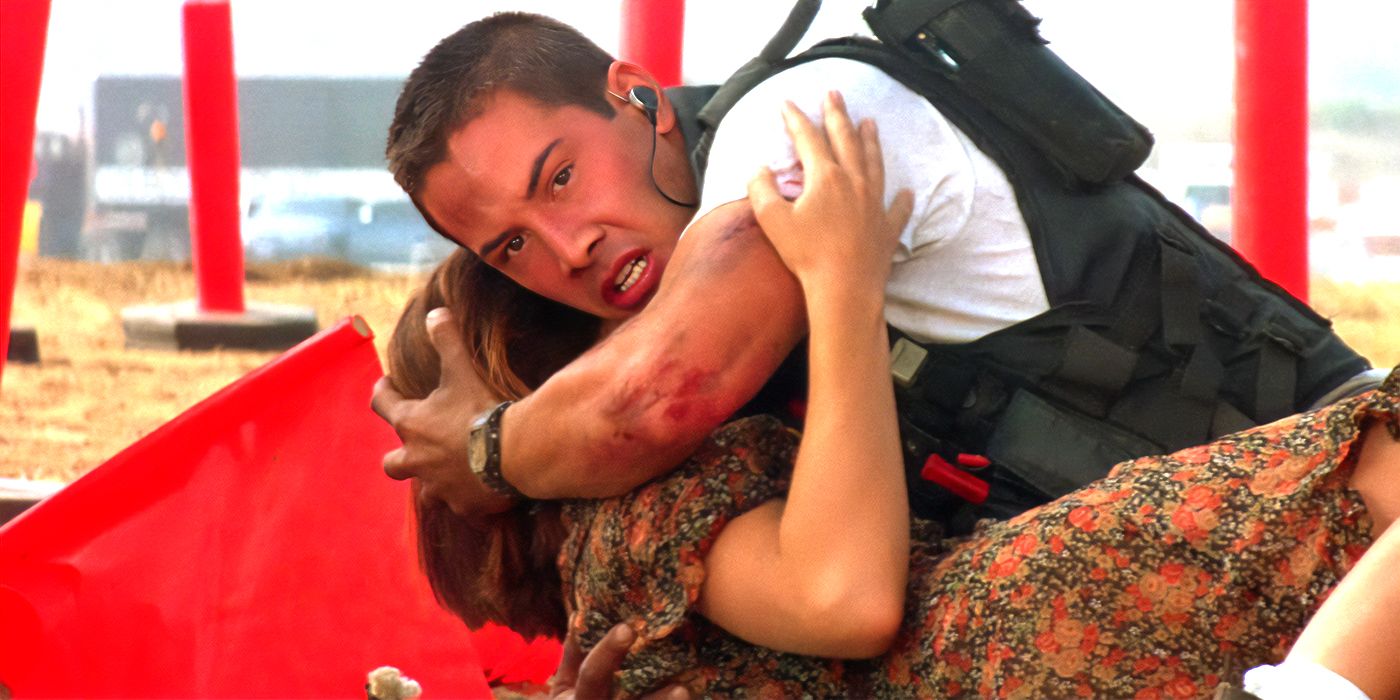 Keanu Reeves abraçando Sandra Bullock em Speed.