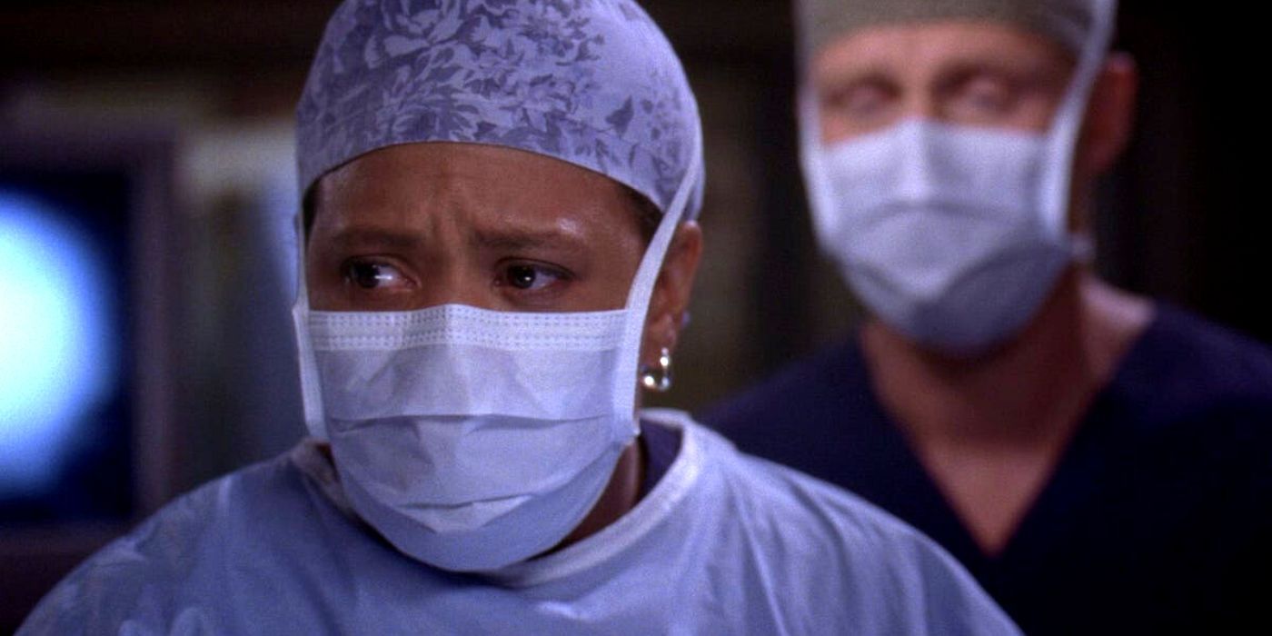 Miranda Bailey with a worried look in the OR in Grey&rsquo;s Anatomy