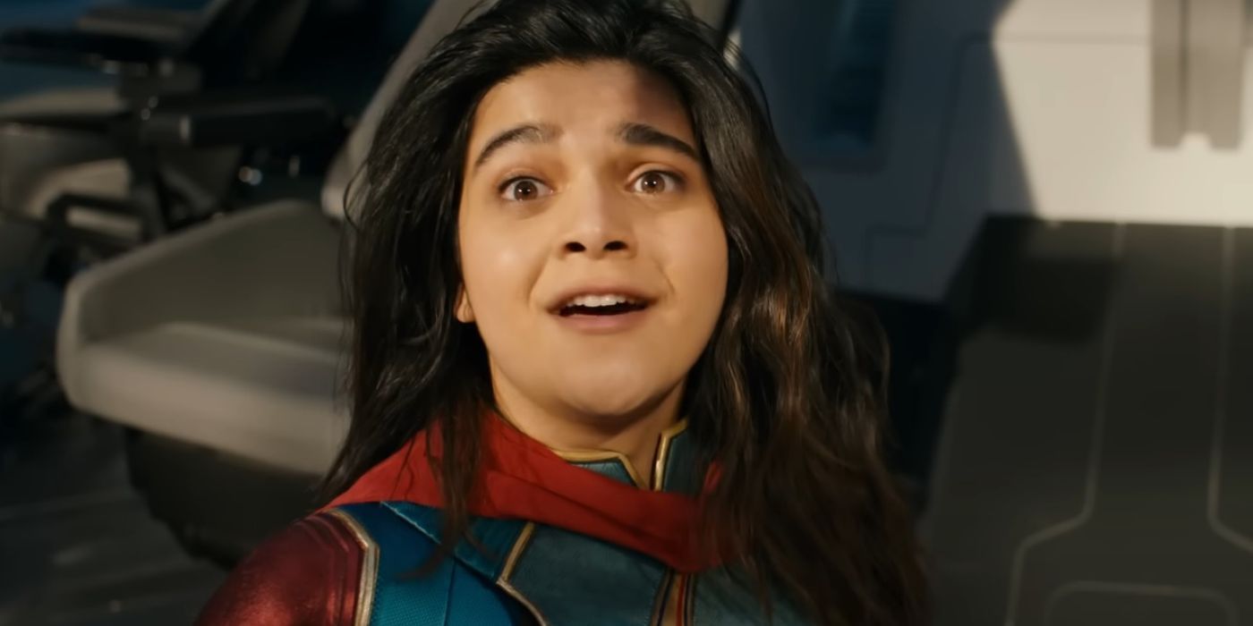 Iman Vellani como Sra. Marvel parecendo chocado com as Marvels