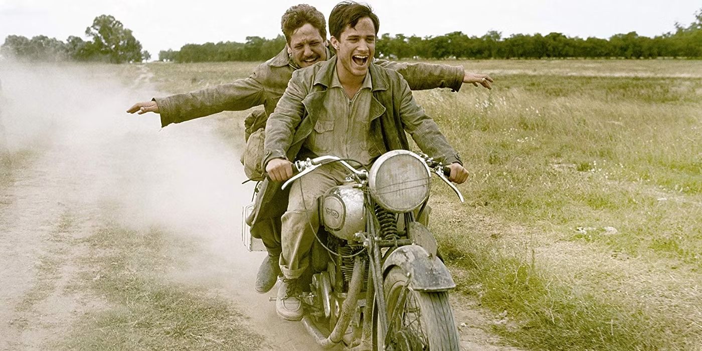 Gael García Bernal and Rodrigo De la Serna in The Motorcycle Diaries