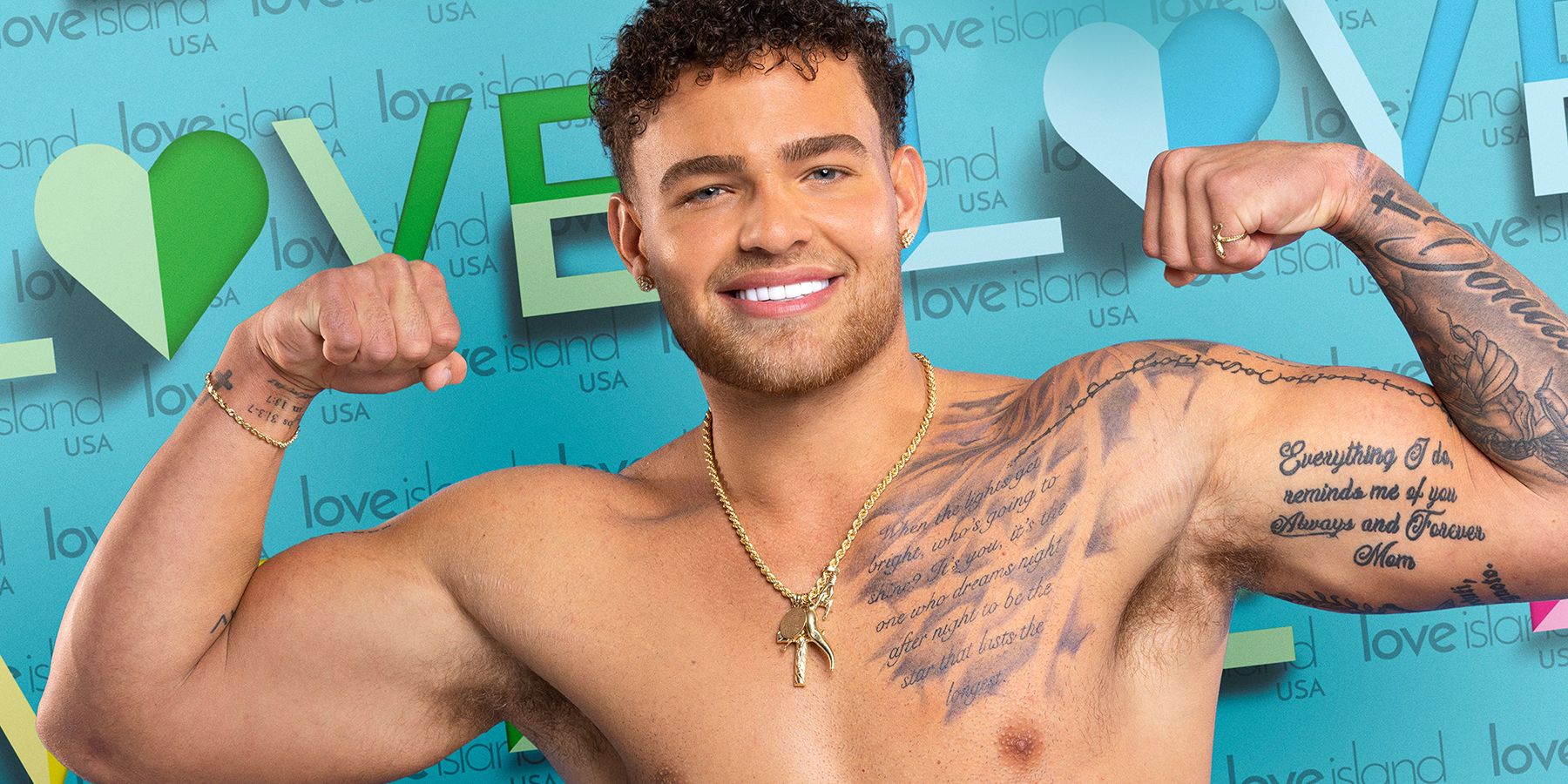 Marco Donatelli Love Island USA flexionando en promo shot fondo azul