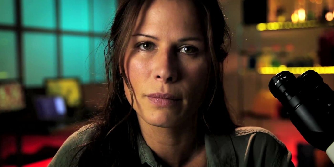 Rachel Scott (Rhona Mitra) grabando su diario en vídeo en The Last Ship