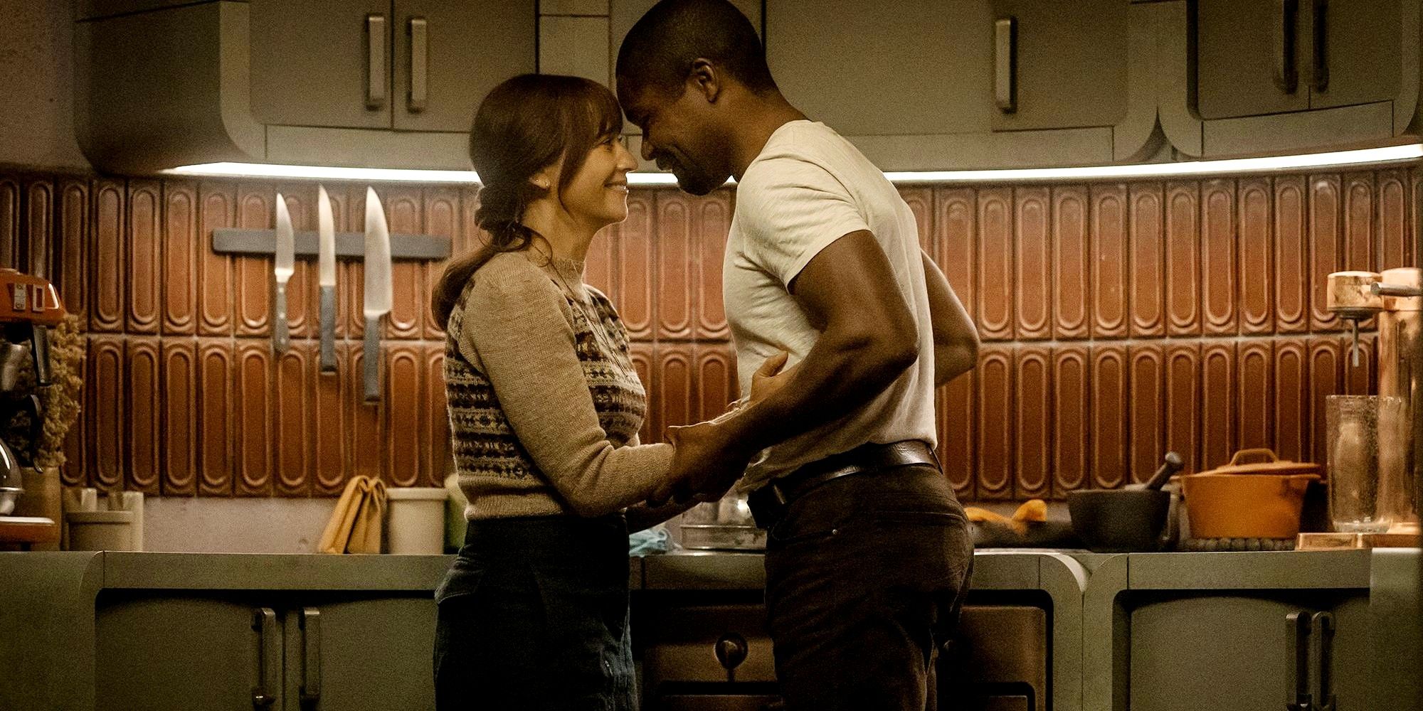 Rashida Jones como Allison Becker e David Oyelowo como Holston Becker sorrindo no Silo 101