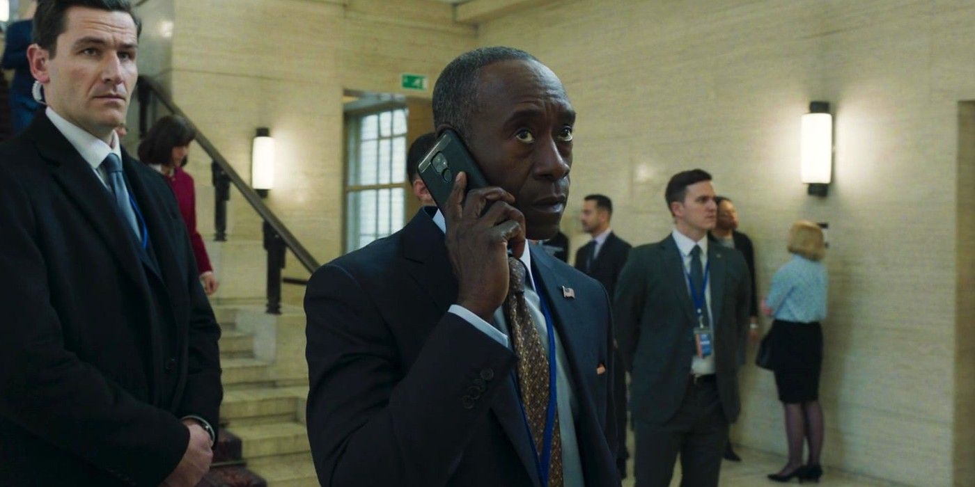 رودي يتحدث عبر الهاتف في فيلم Secret Invasion.