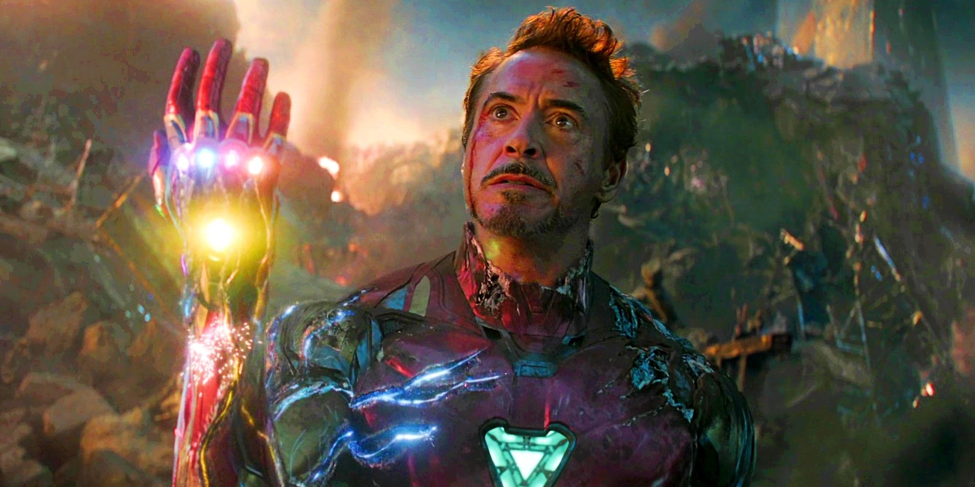 Robert Downey Jr como Tony Stark Homem de Ferro em Vingadores Ultimato segurando a manopla do infinito