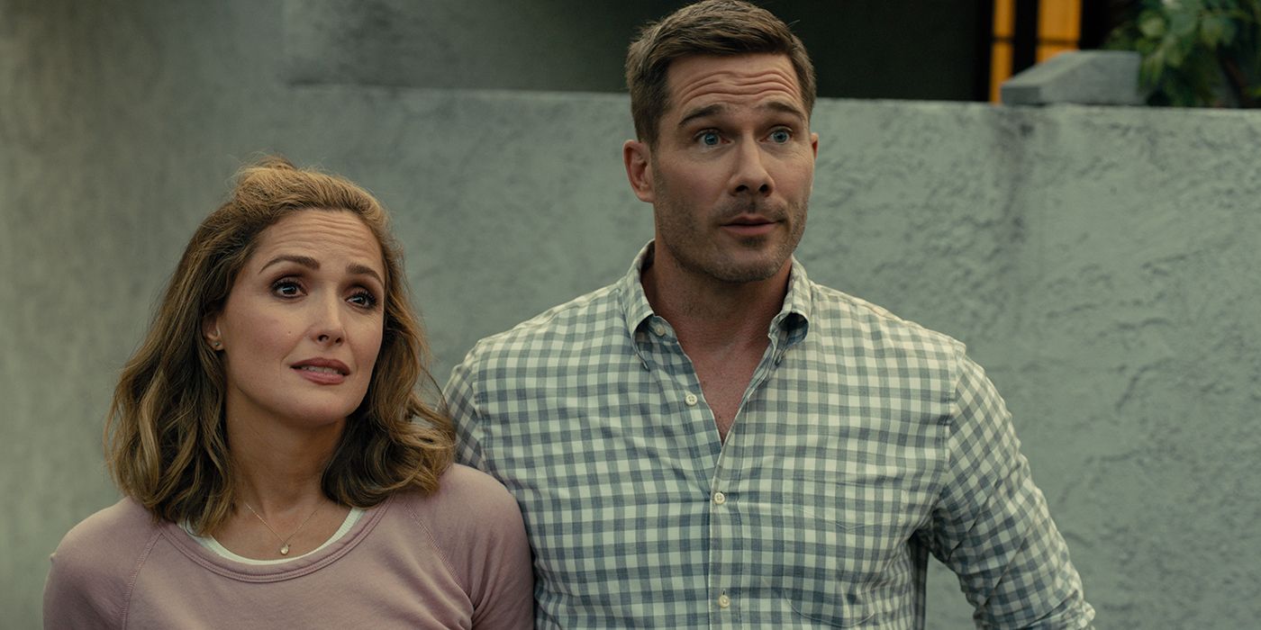 Rose Byrne y Luke Macfarlane están uno al lado del otro y conversan en un animado lenguaje platónico.