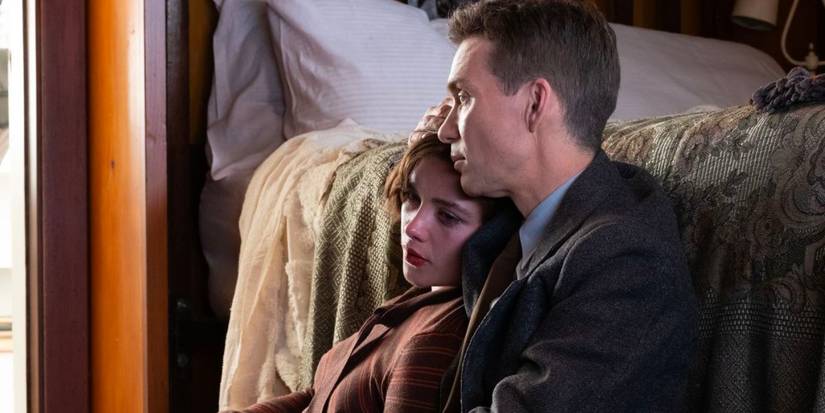 Florence Pugh and Cillian Murphy as Jean Tatlock and J. Robert Oppenheimer sitting together.