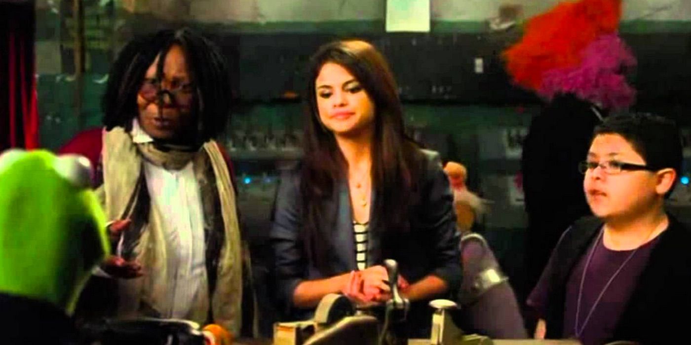 Selena Gomez fala com Caco em Os Muppets 