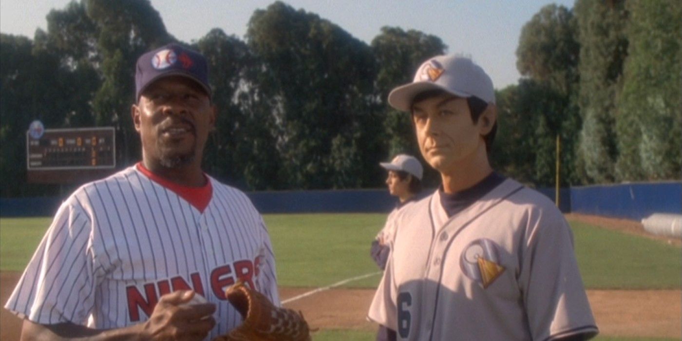 Sisko e Solok estão juntos na holosuite em uniformes de beisebol no episódio "Take Me Out to the Holosuite" de Star Trek: Deep Space Nine