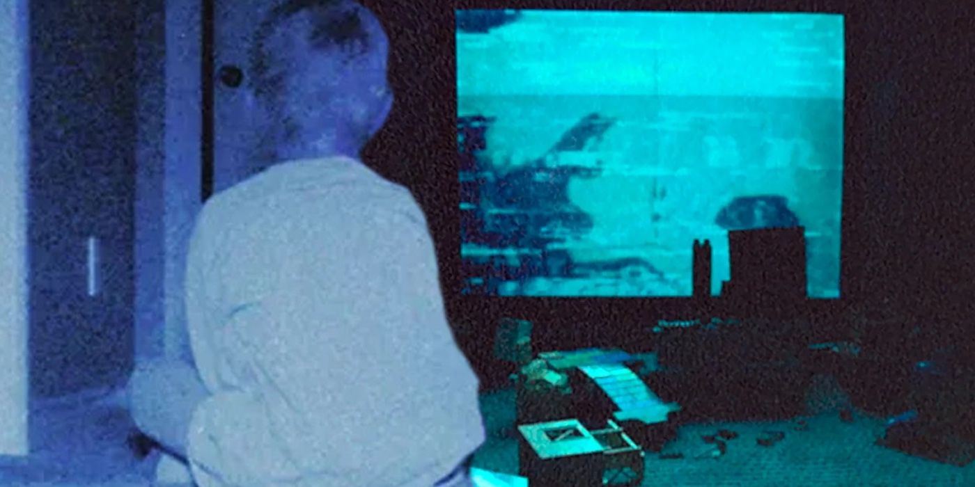 Une image composite de Kevin assis et d'un téléviseur lumineux de Skinamarink 