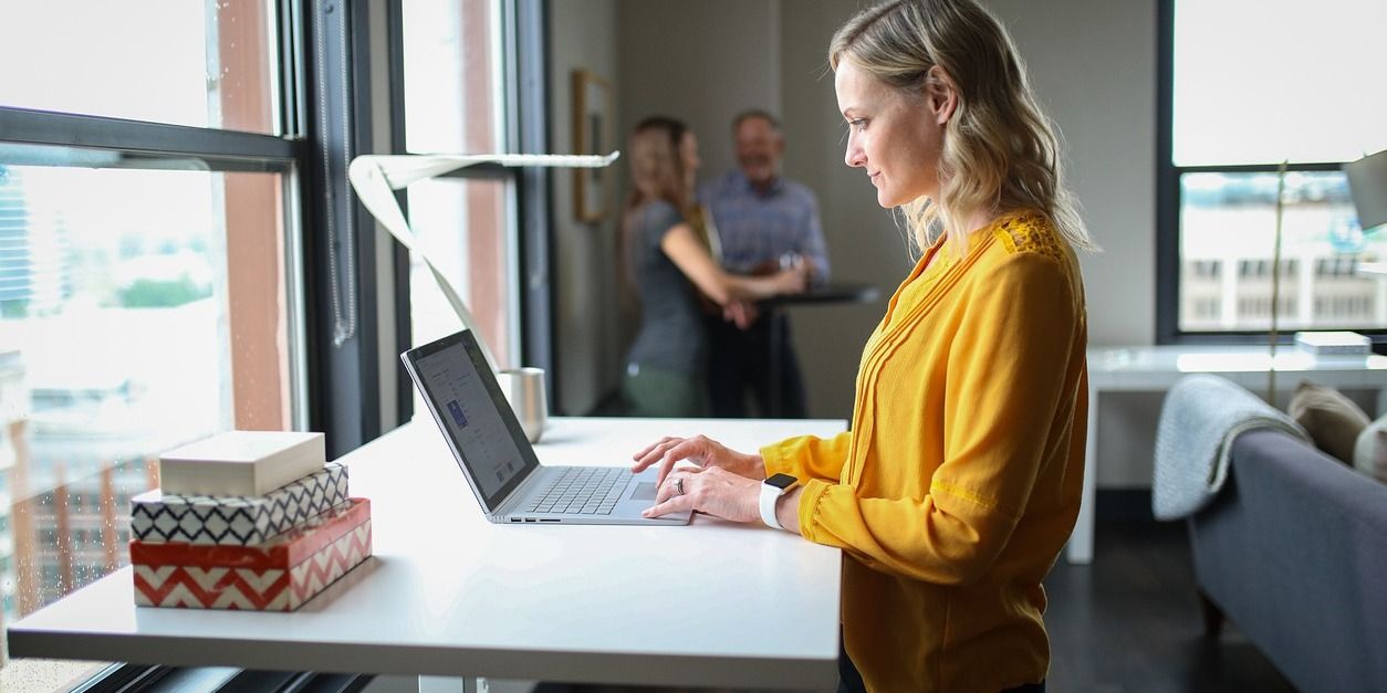 standing-desk-7349895_1280 (1)