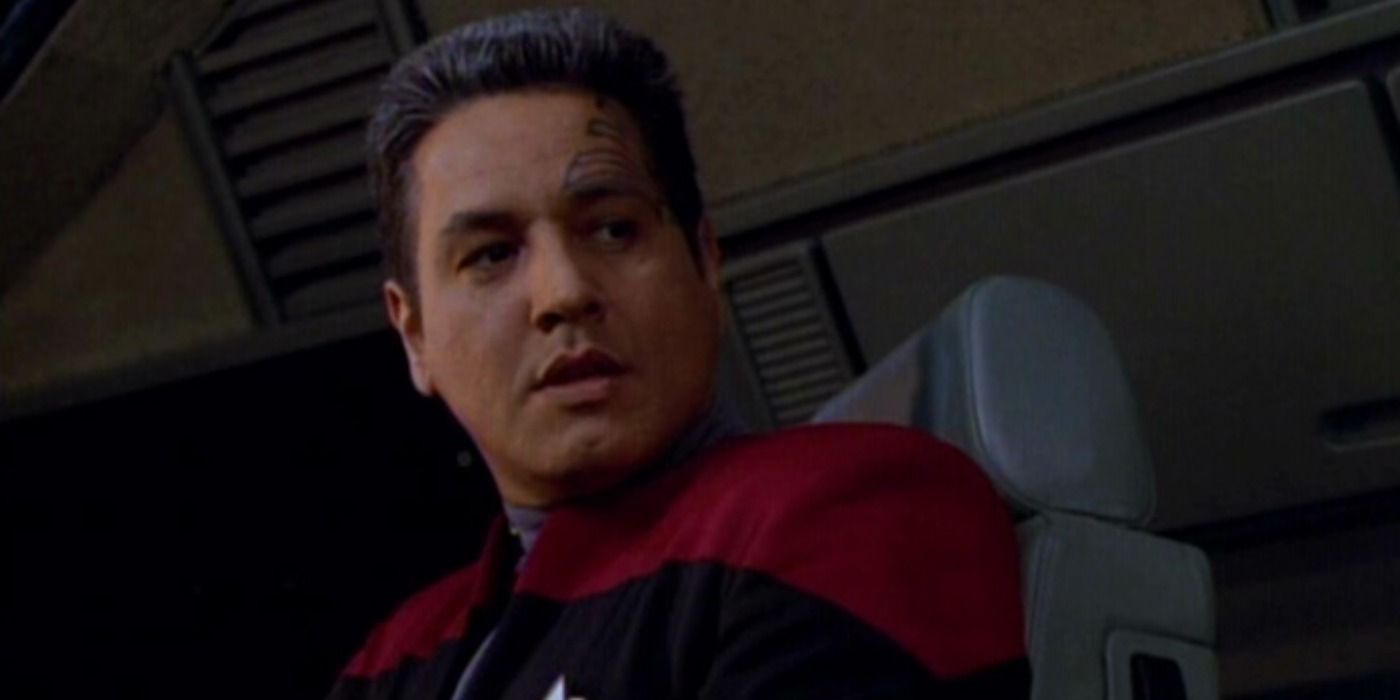 Robert Beltran as Chakotay looks off-screen on Star Trek: Voyager.