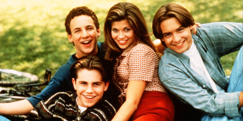 The cast of Boy Meets World is smiling in a photoshoot.