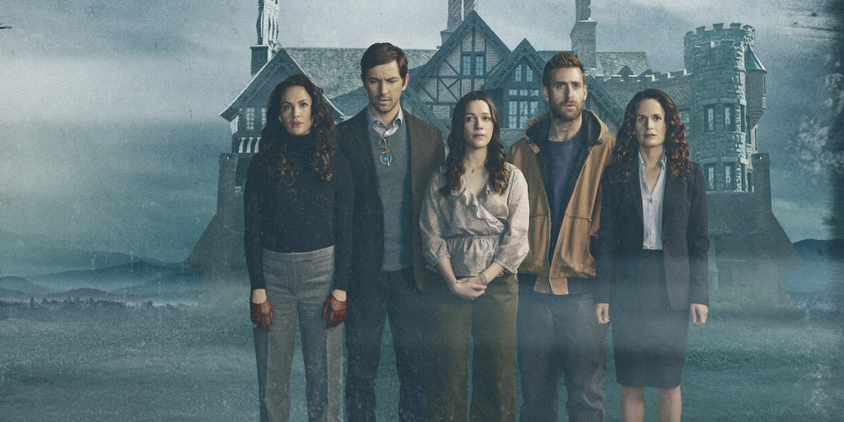 The Haunting Of Hill House Family with the house in the background