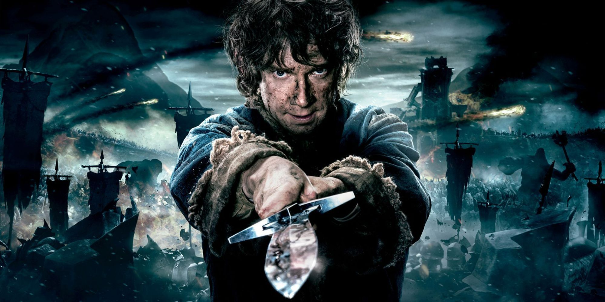 Martin Freeman como Bilbo Bolseiro segurando uma espada em O Hobbit