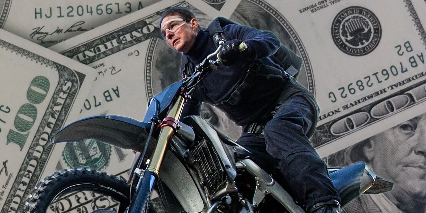 Tom Cruise como Ethan Hunt conduciendo una motocicleta frente al dinero