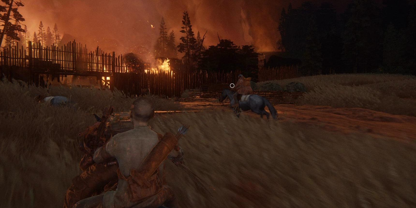 Abby e Lev andam em uma vila em chamas a cavalo em The Last of Us Part II