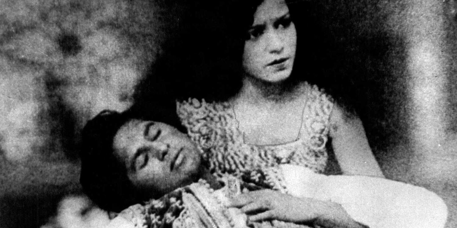 Ara holds a dead Qamar in her arms.