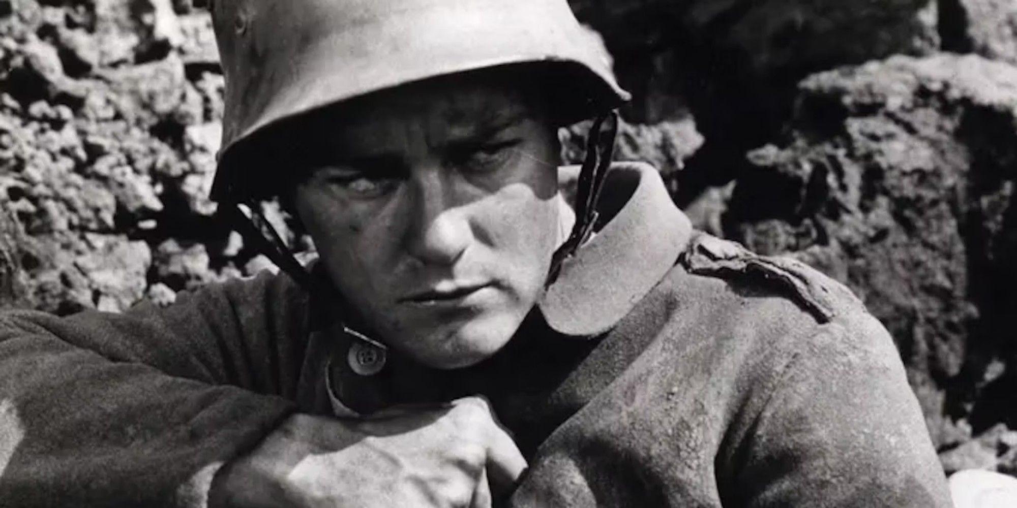 Lew Ayres como Paul Bäumer atirando com uma arma no filme original All Quiet on the Western Front de 1930.
