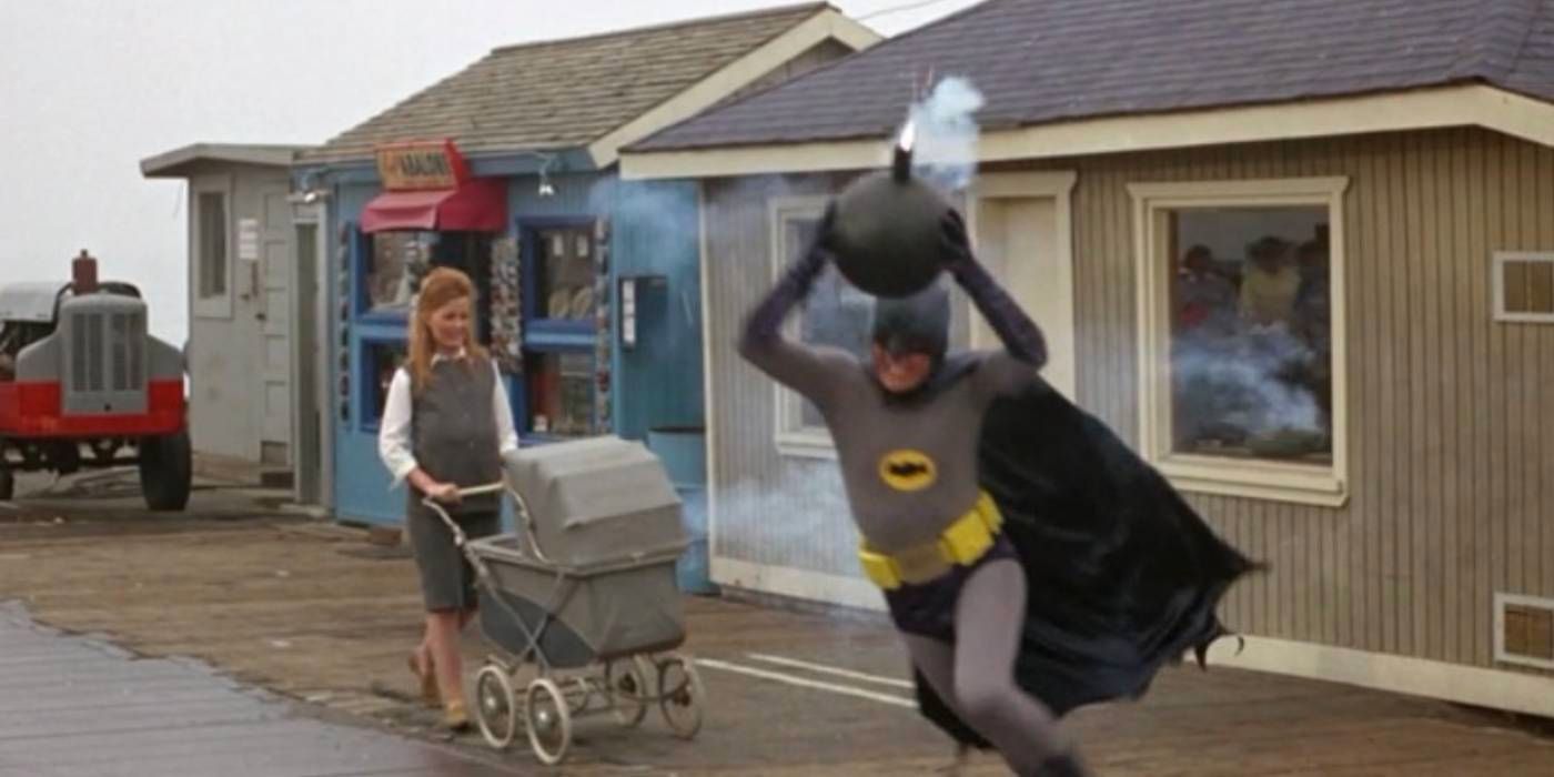 Batman correndo com uma bomba fumegante, Batman 1966