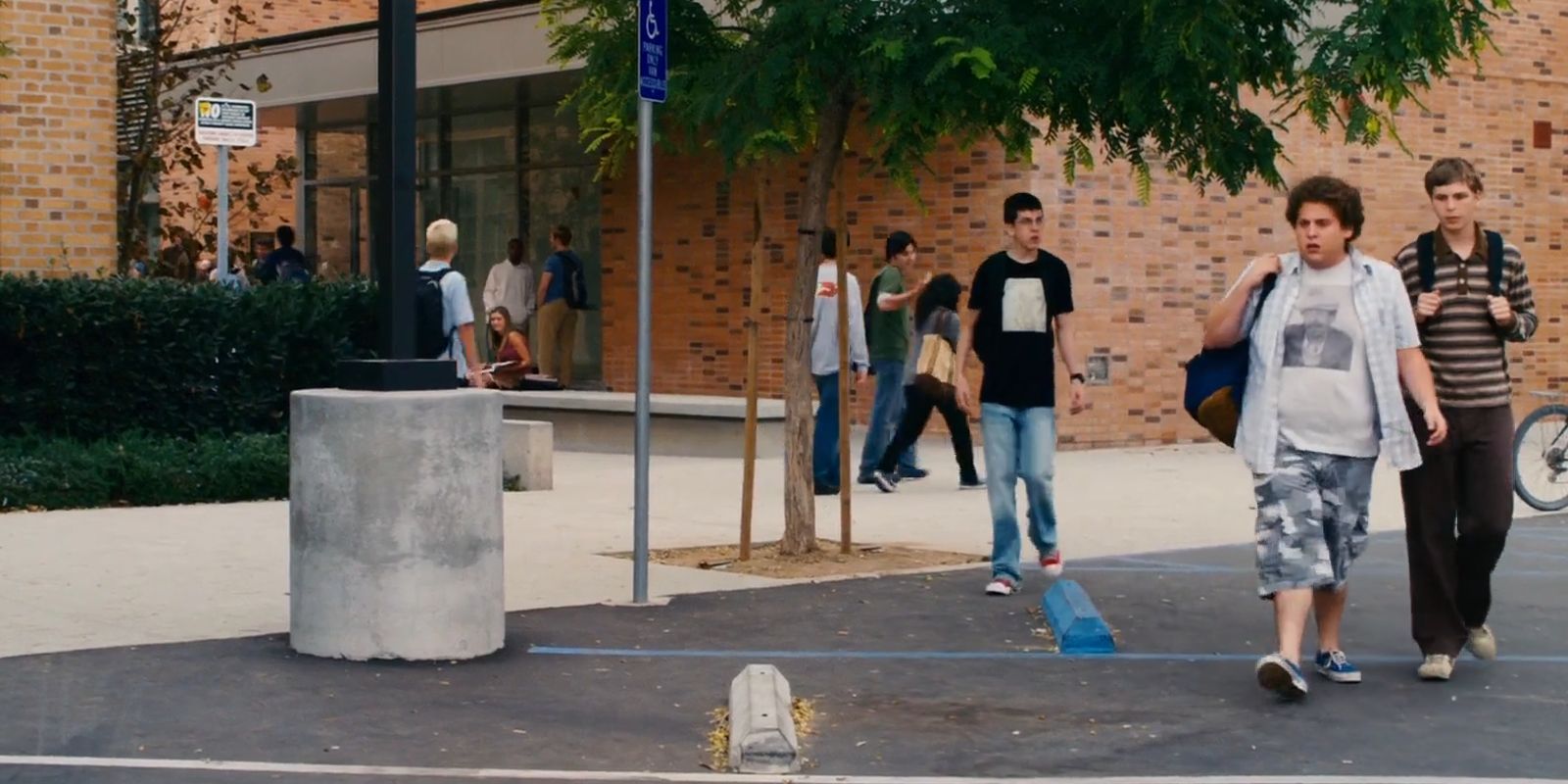 Seth, Evan, and Fogell talk into the school parking lot.